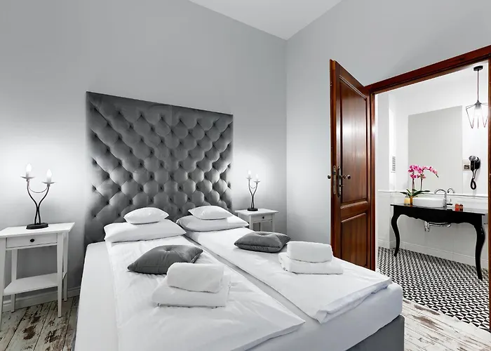 1899 By Platinum Apartment